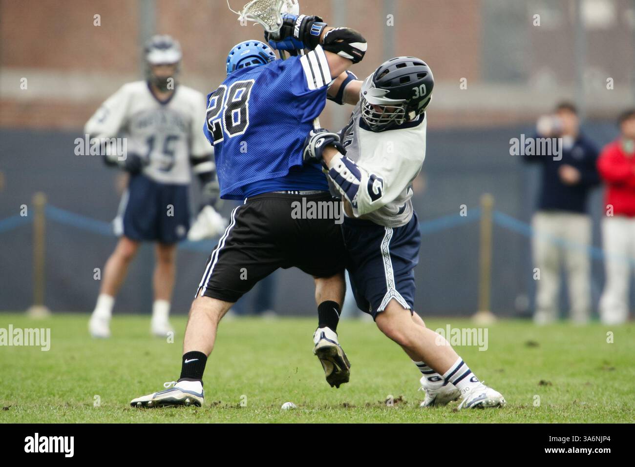 I giocatori di Duke e Georgetown si impegnano in un faceoff durante una partita di lacrosse della Division I. Solo per uso editoriale. Uso commerciale vietato. Foto Stock
