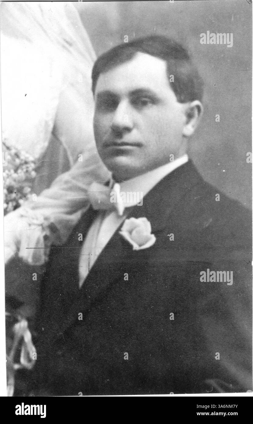 Isadore Levin è raffigurato in un smoking accanto a una donna sconosciuta, evidenziando la sua apparizione pubblica, forse in occasione di un evento formale o di un raduno. Foto Stock