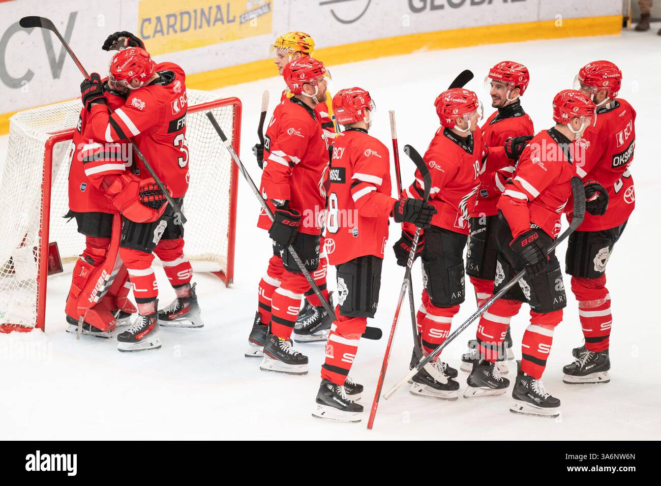 Losanna, Svizzera. , . La squadra celebra la vittoria del 6-2 e un posto nelle semifinali durante il campionato nazionale Lausanne HC vs Schlittschuh Club Langnau Tigers, round di play-off dell'8° atto 7, alla Vaudoise Arena. Credito Patrick Dancel/ credito: SIPA USA/Alamy Live News Foto Stock