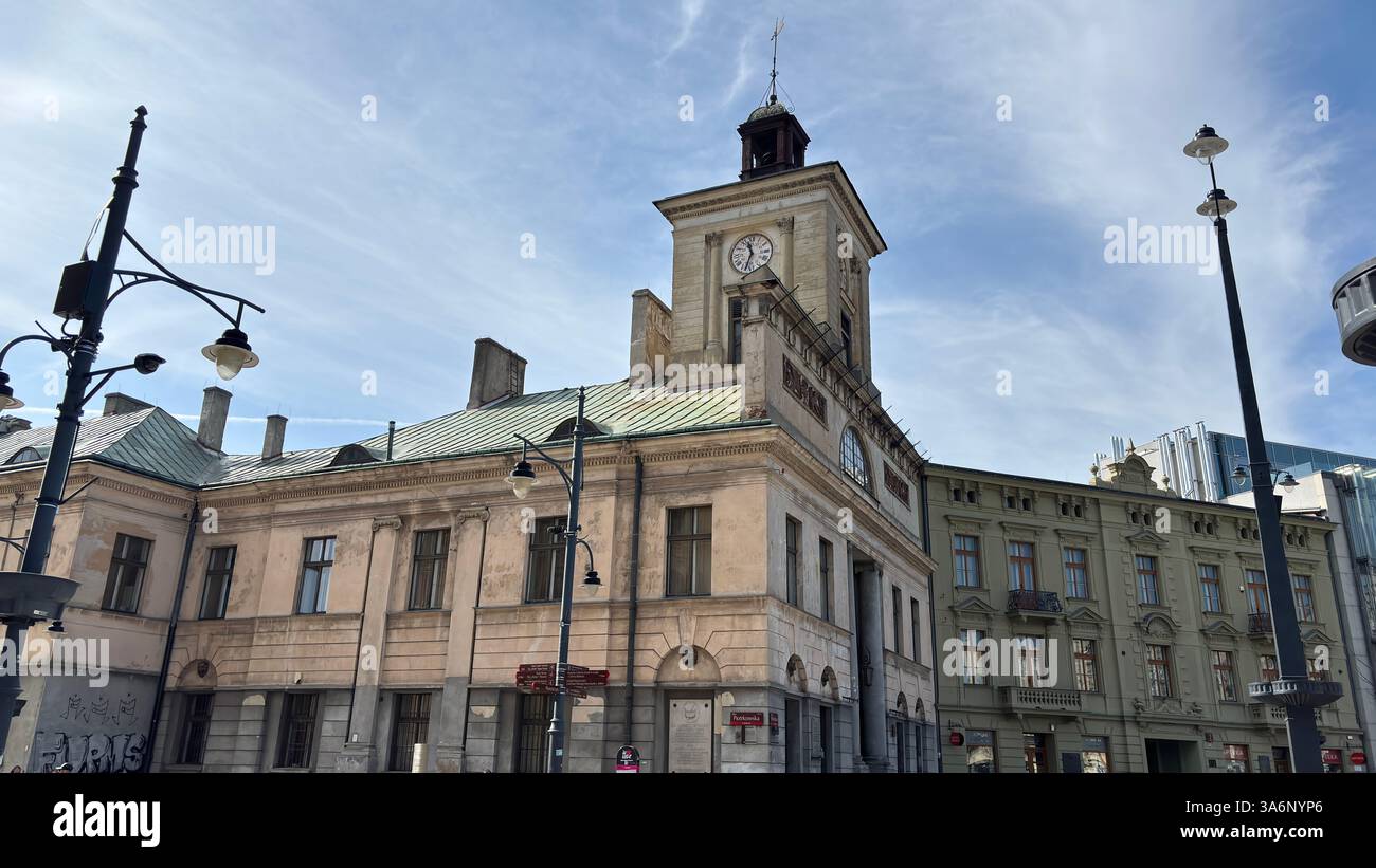 Vista sulla strada urbana di Lodz, Polonia. Architettura, edifici e negozi in questa città polacca di Łódź. - Immagine stock catturata con smartphone