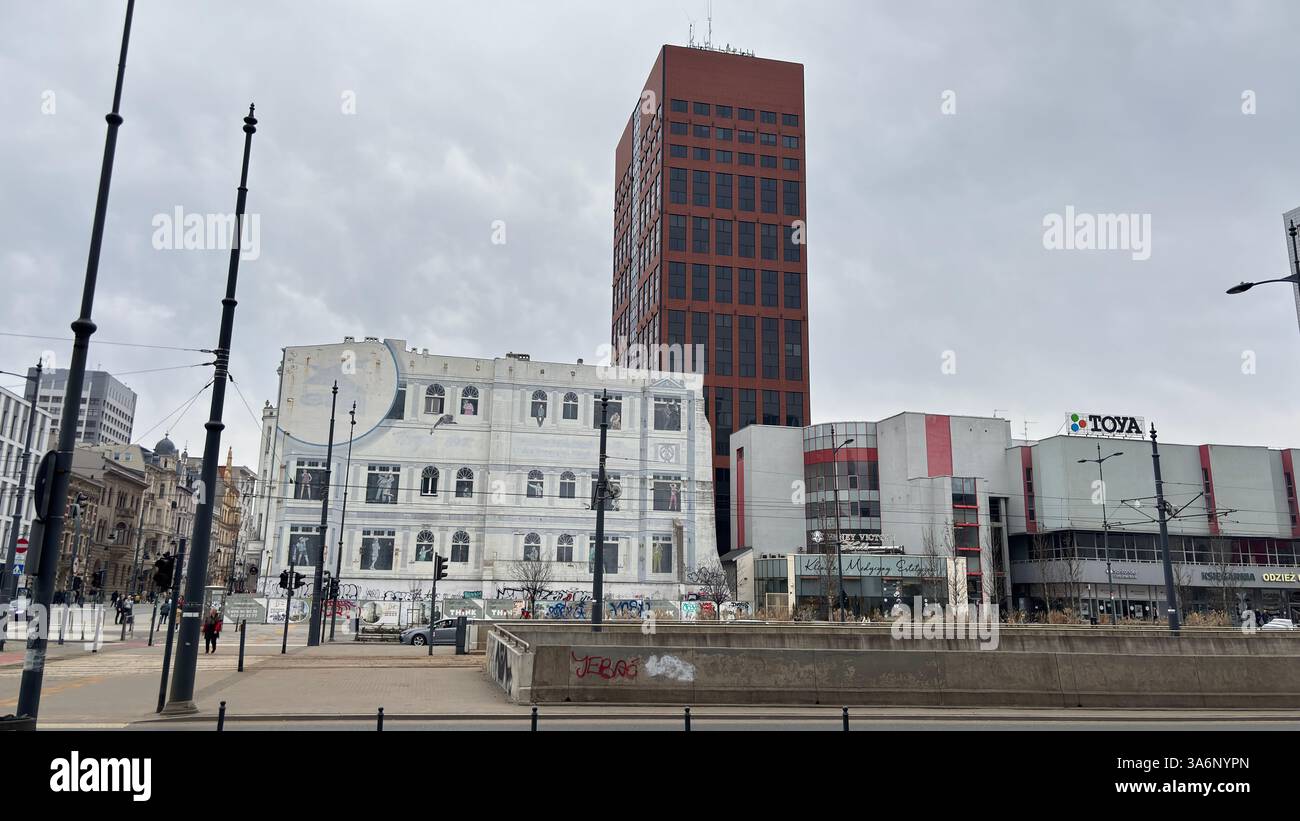 Vista sulla strada urbana di Lodz, Polonia. Architettura, edifici e negozi in questa città polacca di Łódź. - Immagine stock catturata con smartphone