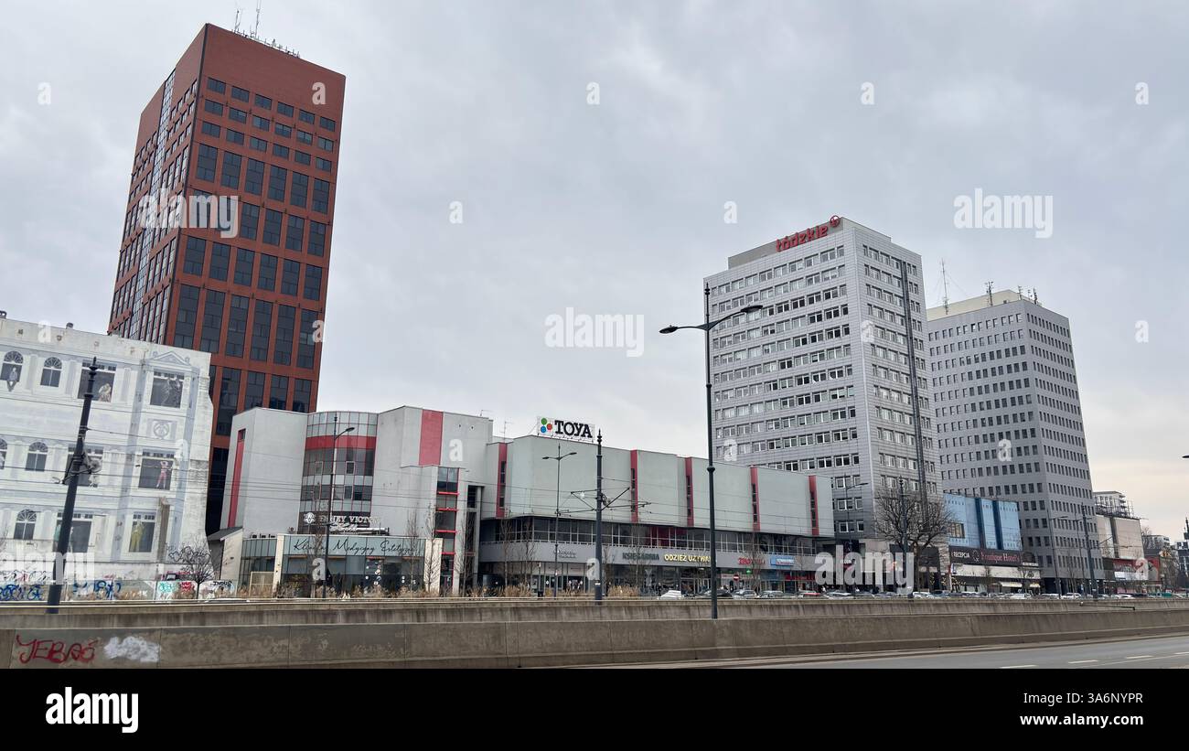 Vista sulla strada urbana di Lodz, Polonia. Architettura, edifici e negozi in questa città polacca di Łódź. - Immagine stock catturata con smartphone