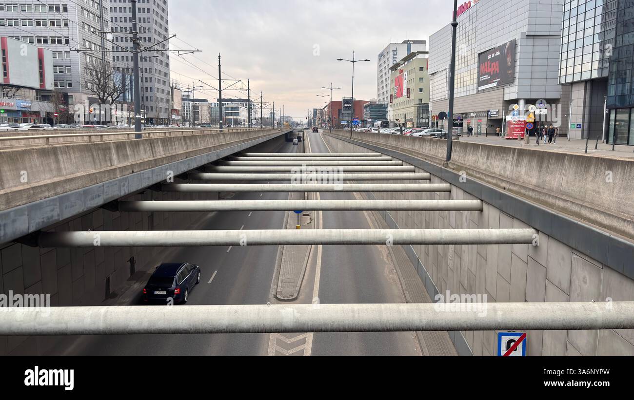Vista sulla strada urbana di Lodz, Polonia. Architettura, edifici e negozi in questa città polacca di Łódź. - Immagine stock catturata con smartphone