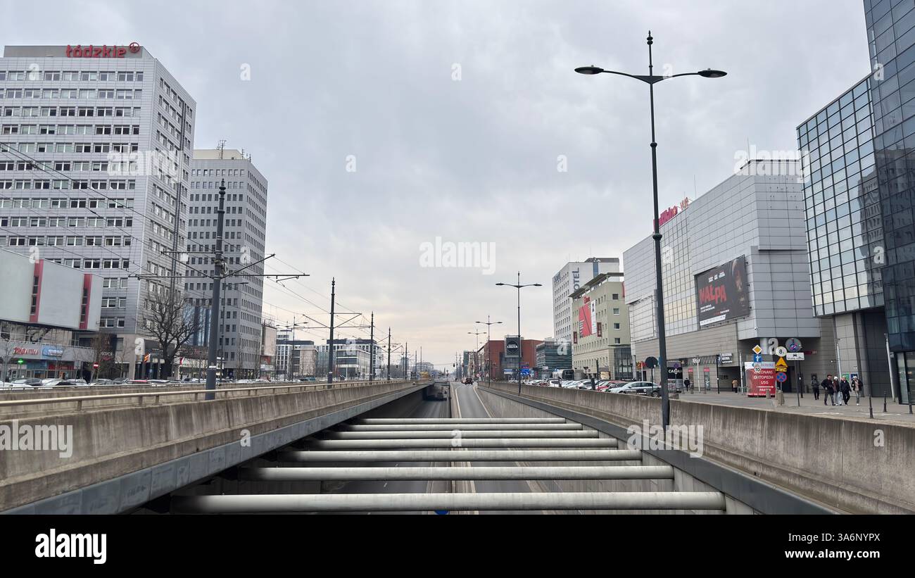 Vista sulla strada urbana di Lodz, Polonia. Architettura, edifici e negozi in questa città polacca di Łódź. - Immagine stock catturata con smartphone