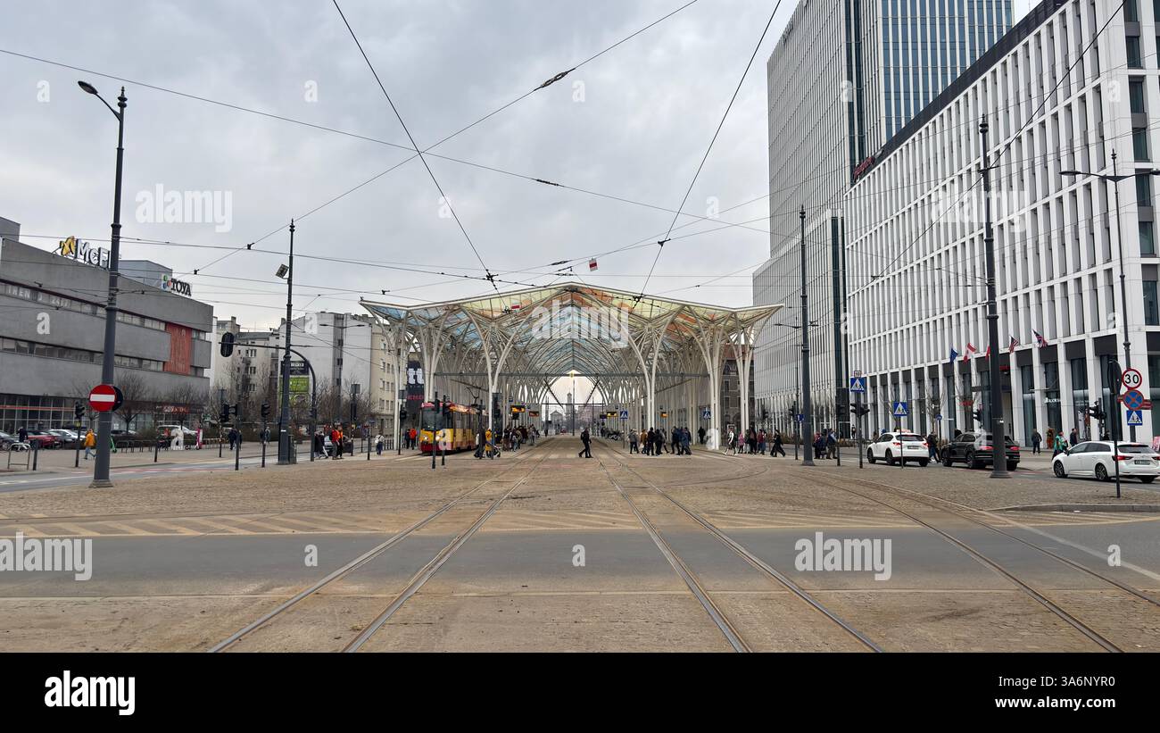 Vista sulla strada urbana di Lodz, Polonia. Architettura, edifici e negozi in questa città polacca di Łódź. - Immagine stock catturata con smartphone