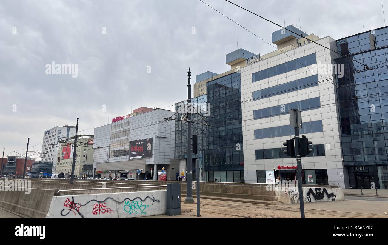 Vista sulla strada urbana di Lodz, Polonia. Architettura, edifici e negozi in questa città polacca di Łódź. - Immagine stock catturata con smartphone