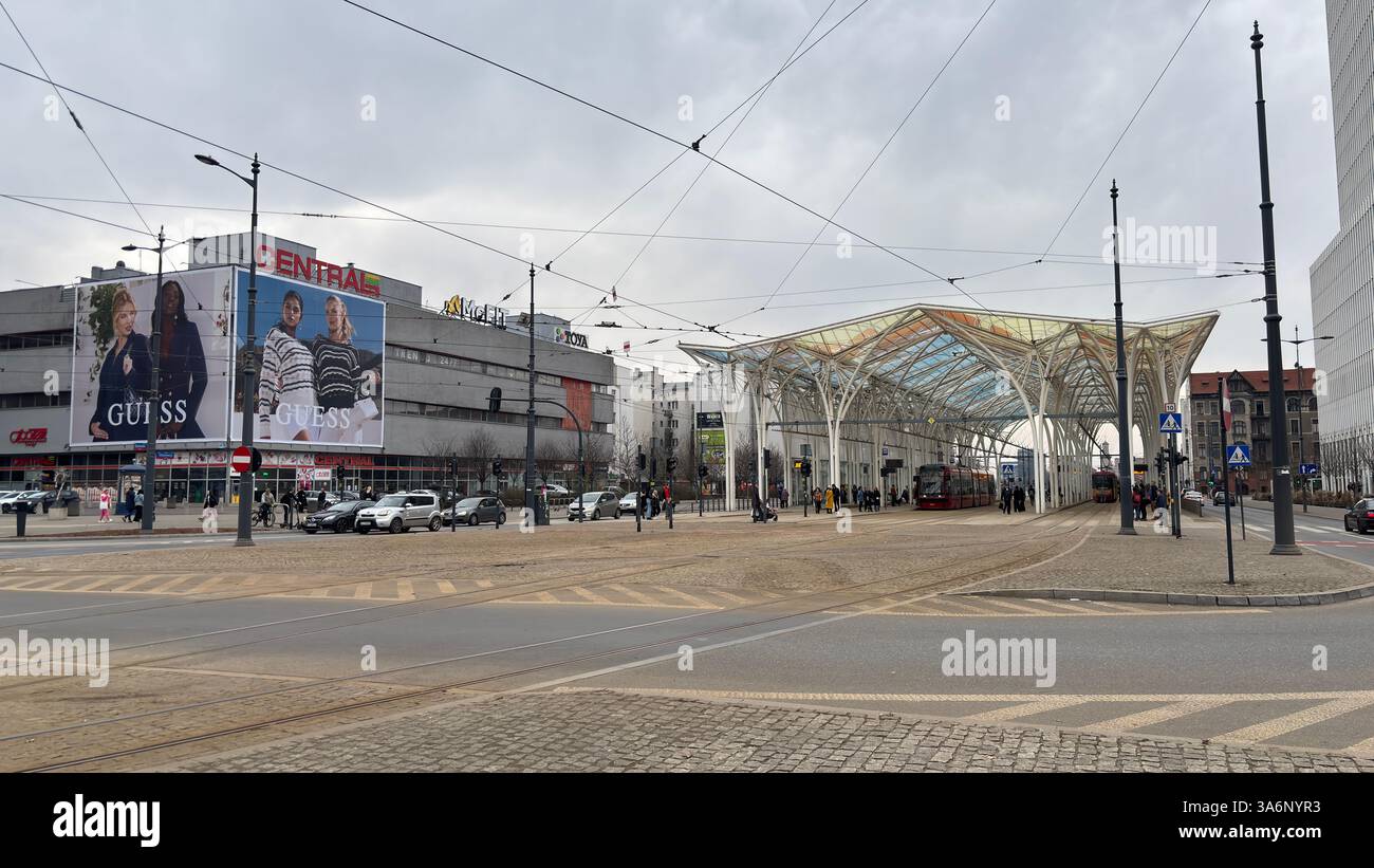 Vista sulla strada urbana di Lodz, Polonia. Architettura, edifici e negozi in questa città polacca di Łódź. - Immagine stock catturata con smartphone