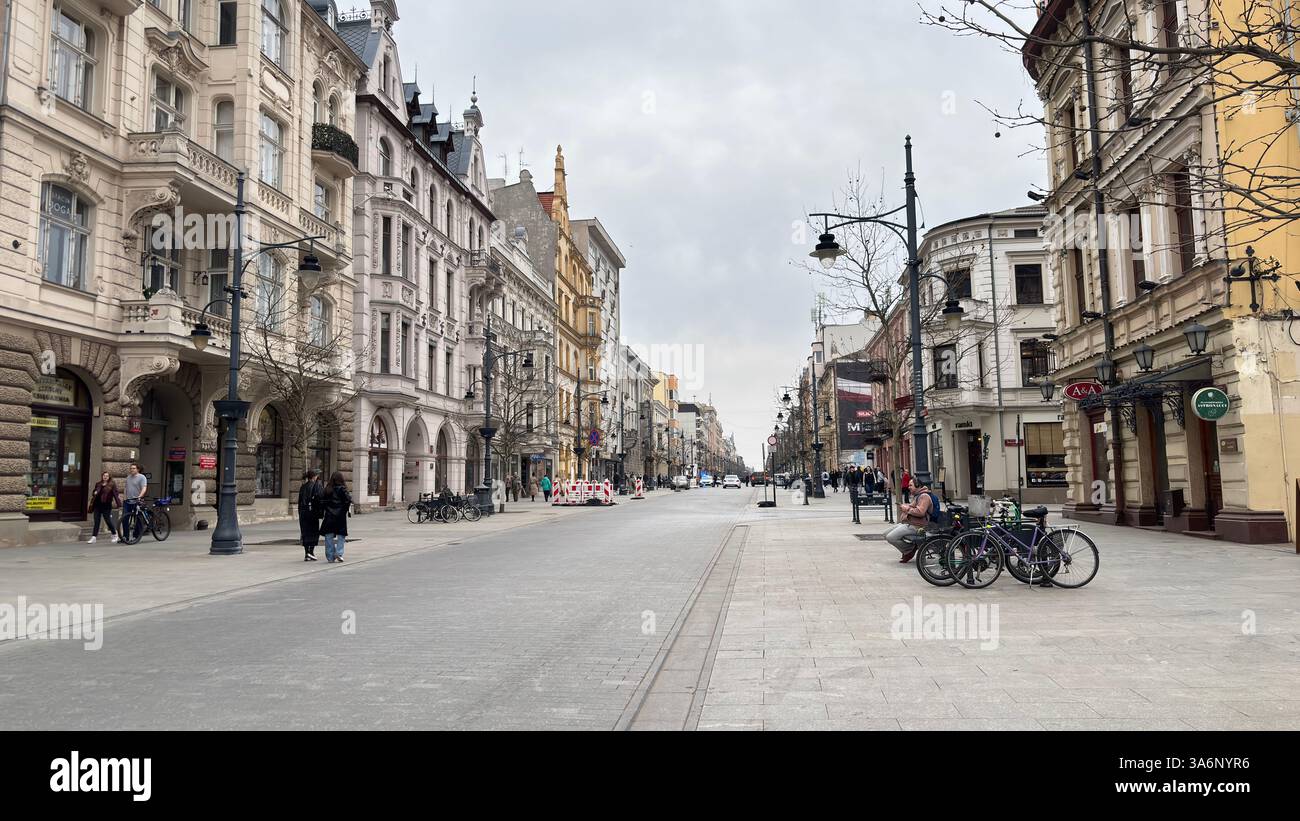 Vista sulla strada urbana di Lodz, Polonia. Architettura, edifici e negozi in questa città polacca di Łódź. - Immagine stock catturata con smartphone