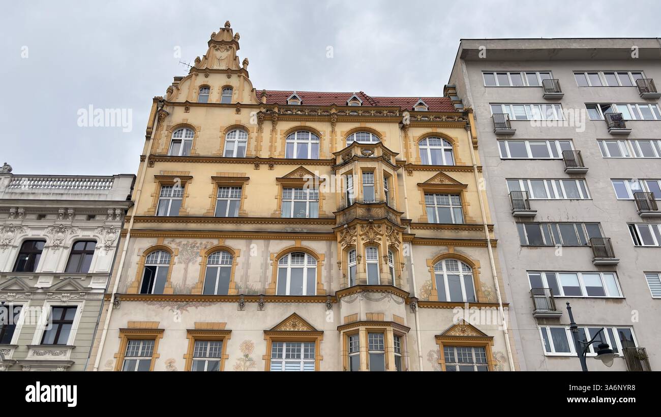 Vista sulla strada urbana di Lodz, Polonia. Architettura, edifici e negozi in questa città polacca di Łódź. - Immagine stock catturata con smartphone