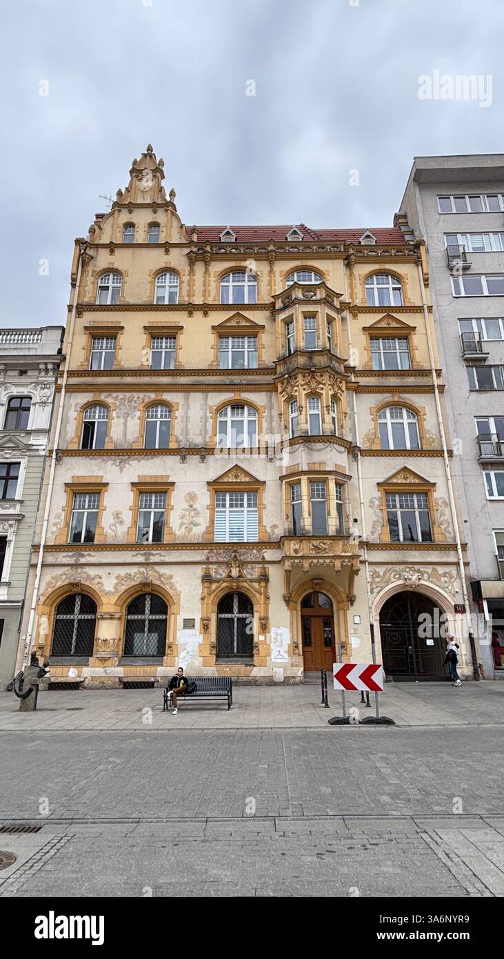 Vista sulla strada urbana di Lodz, Polonia. Architettura, edifici e negozi in questa città polacca di Łódź. - Immagine stock catturata con smartphone