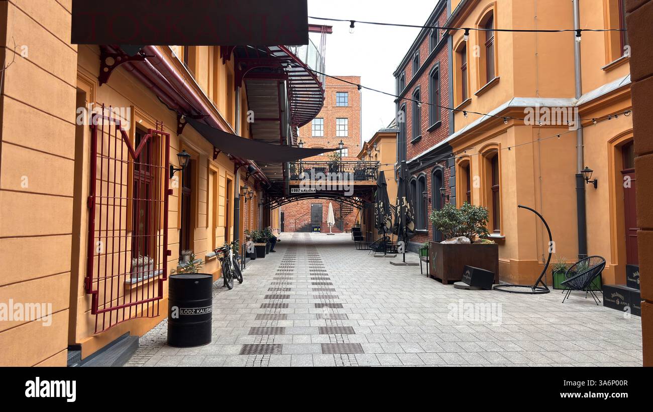 Vista sulla strada urbana di Lodz, Polonia. Architettura, edifici e negozi in questa città polacca di Łódź. - Immagine stock catturata con smartphone