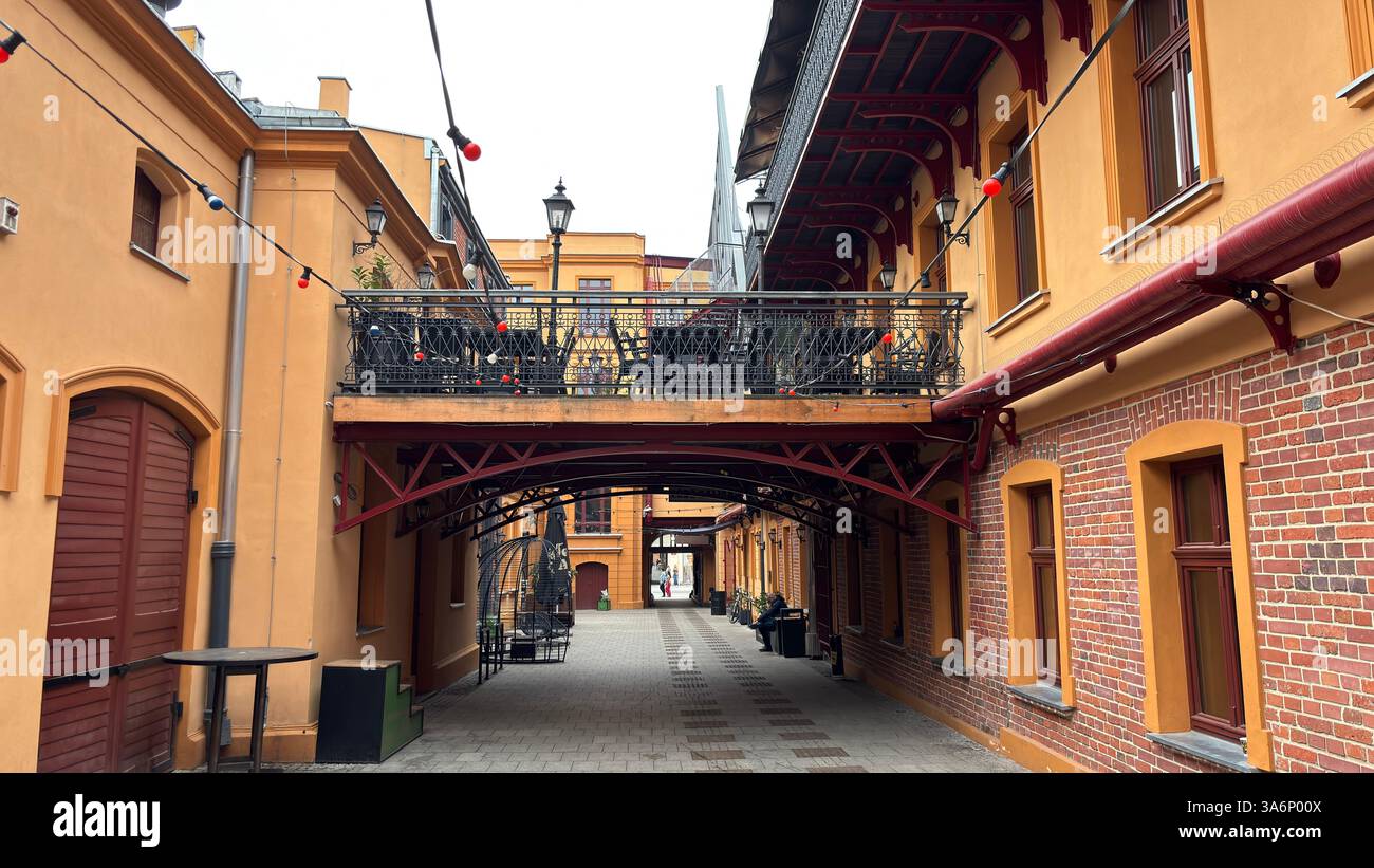 Vista sulla strada urbana di Lodz, Polonia. Architettura, edifici e negozi in questa città polacca di Łódź. - Immagine stock catturata con smartphone