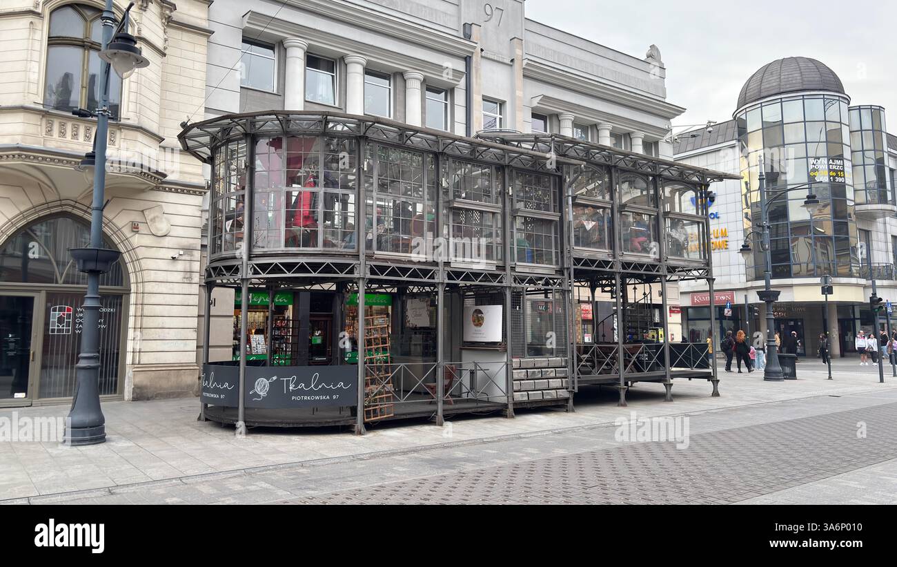 Vista sulla strada urbana di Lodz, Polonia. Architettura, edifici e negozi in questa città polacca di Łódź. - Immagine stock catturata con smartphone