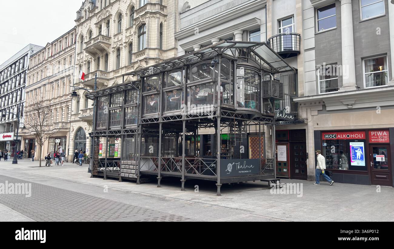 Vista sulla strada urbana di Lodz, Polonia. Architettura, edifici e negozi in questa città polacca di Łódź. - Immagine stock catturata con smartphone