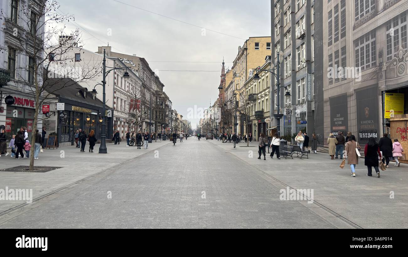 Vista sulla strada urbana di Lodz, Polonia. Architettura, edifici e negozi in questa città polacca di Łódź. - Immagine stock catturata con smartphone