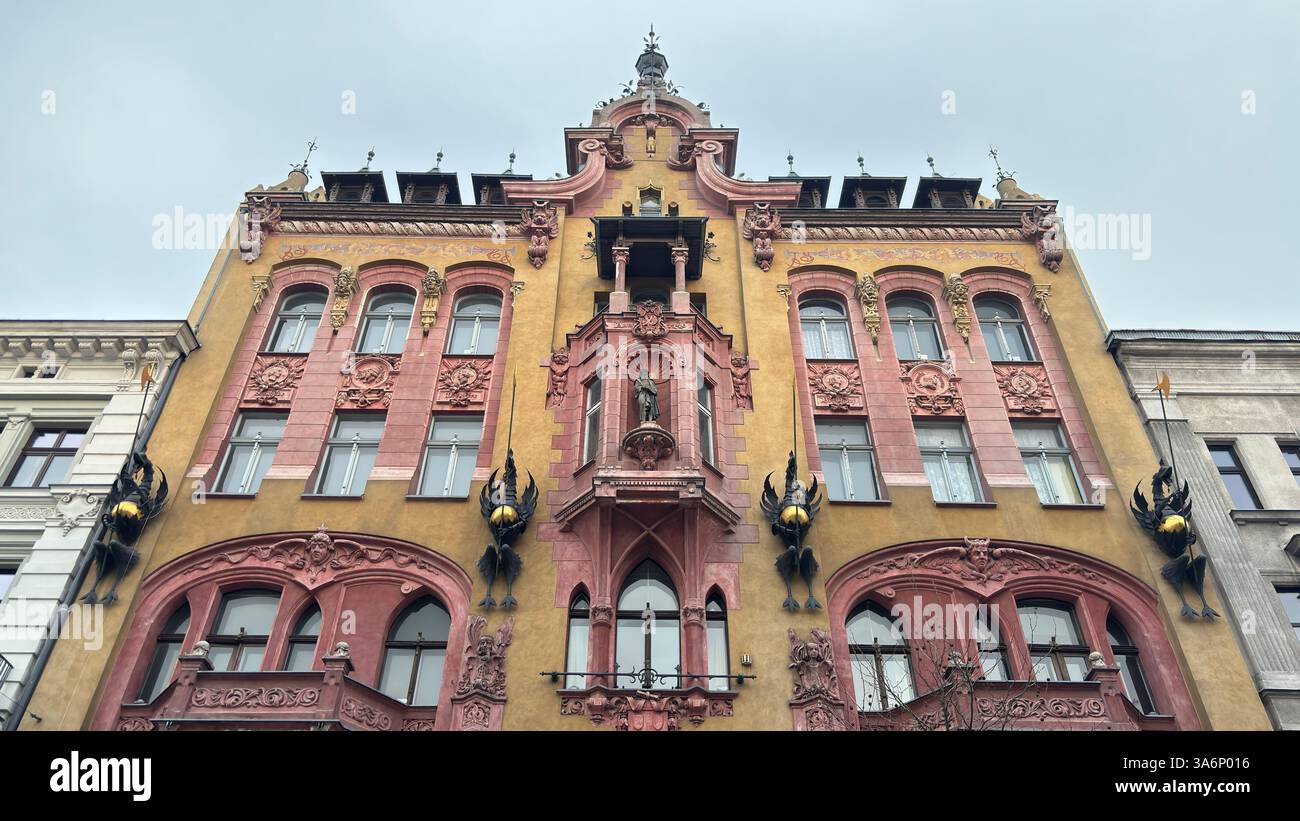 Vista sulla strada urbana di Lodz, Polonia. Architettura, edifici e negozi in questa città polacca di Łódź. - Immagine stock catturata con smartphone