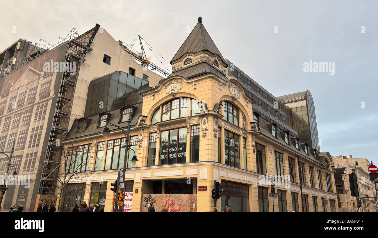 Vista sulla strada urbana di Lodz, Polonia. Architettura, edifici e negozi in questa città polacca di Łódź. - Immagine stock catturata con smartphone