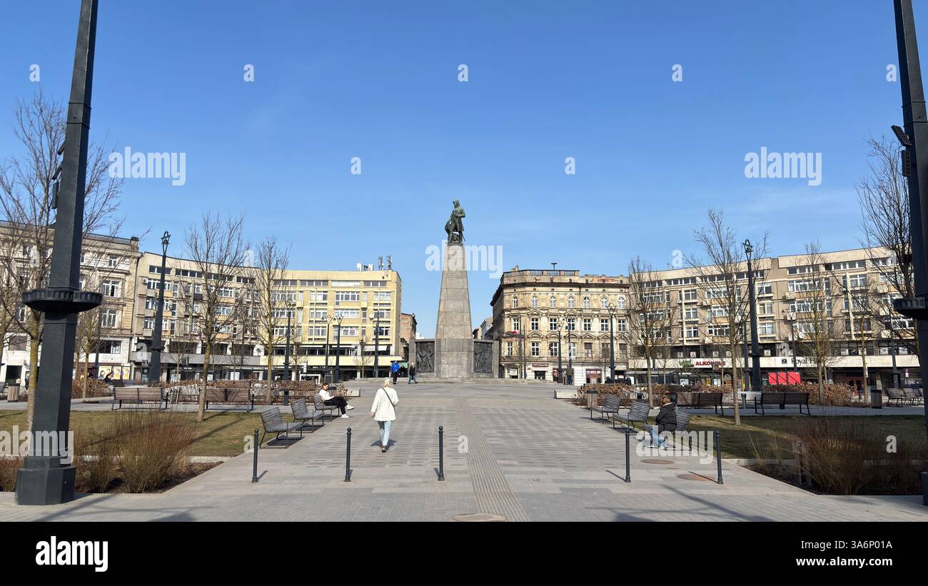 Monumento di Tadeusz Kościuszko. Vista sulla strada urbana di Lodz, Polonia. Architettura, edifici e negozi in questa città polacca di Łódź - Immagine stock catturata con smartphone