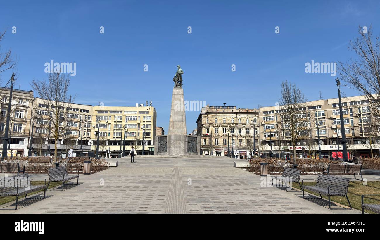 Monumento di Tadeusz Kościuszko. Vista sulla strada urbana di Lodz, Polonia. Architettura, edifici e negozi in questa città polacca di Łódź - Immagine stock catturata con smartphone