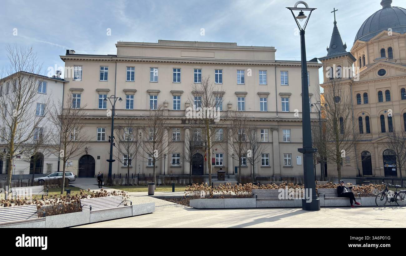 Vista sulla strada urbana di Lodz, Polonia. Architettura, edifici e negozi in questa città polacca di Łódź. - Immagine stock catturata con smartphone