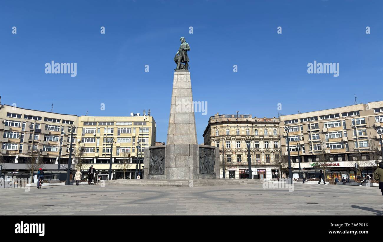 Monumento di Tadeusz Kościuszko. Vista sulla strada urbana di Lodz, Polonia. Architettura, edifici e negozi in questa città polacca di Łódź - Immagine stock catturata con smartphone