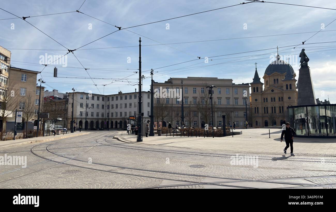 Vista sulla strada urbana di Lodz, Polonia. Architettura, edifici e negozi in questa città polacca di Łódź. - Immagine stock catturata con smartphone