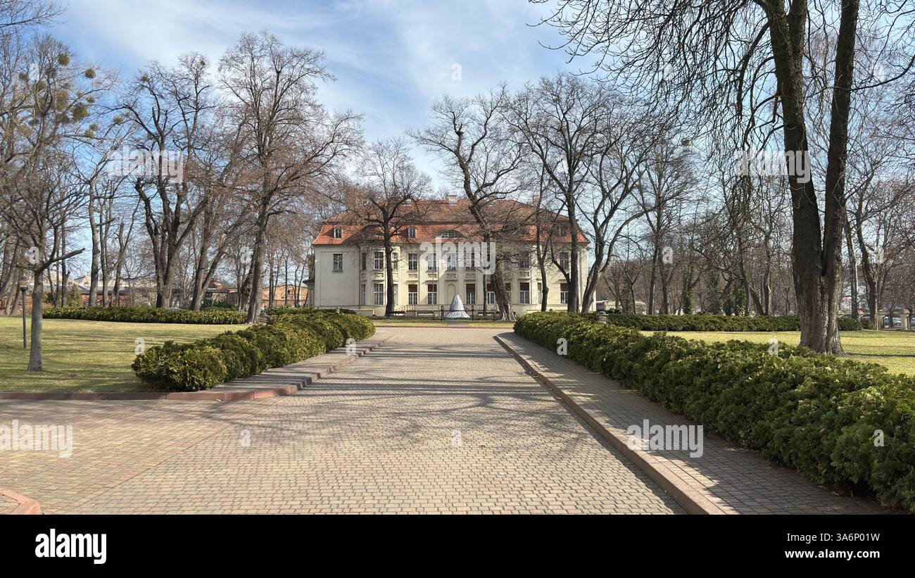 Vista sulla strada urbana di Lodz, Polonia. Architettura, edifici e negozi in questa città polacca di Łódź. - Immagine stock catturata con smartphone