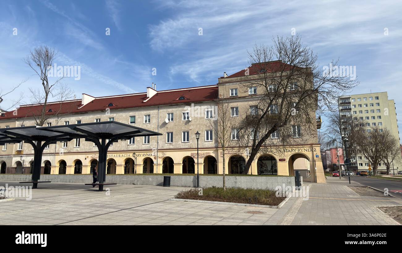 Vista sulla strada urbana di Lodz, Polonia. Architettura, edifici e negozi in questa città polacca di Łódź. - Immagine stock catturata con smartphone
