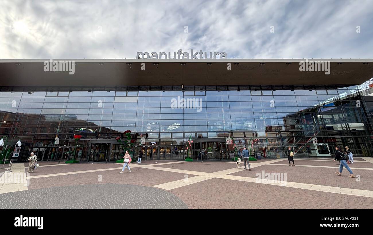 Vista sulla strada urbana di Lodz, Polonia. Architettura, edifici e negozi in questa città polacca di Łódź. - Immagine stock catturata con smartphone