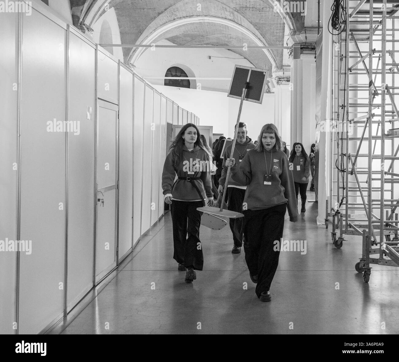 Kiev, Ucraina - 14 febbraio 2025: Il backstage suona mentre i membri della troupe coordinano i modelli e si preparano per l'affascinante sfilata di moda. Foto Stock