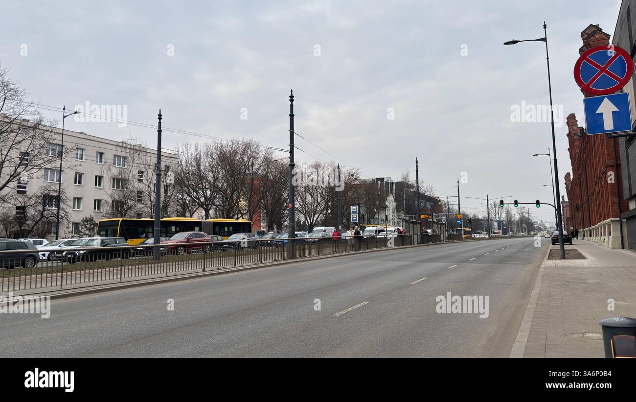 Vista sulla strada urbana di Lodz, Polonia. Architettura, edifici e negozi in questa città polacca di Łódź. - Immagine stock catturata con smartphone