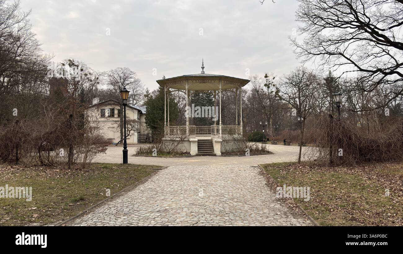 Bandstand nel parco. Vista sulla strada urbana di Lodz, Polonia. Architettura, edifici e negozi in questa città polacca di Łódź - Immagine stock catturata con smartphone