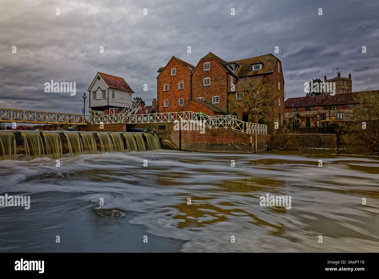 Sluice Gate e il mulino Abbey sul fiume Avon a Tewkesbury Foto Stock