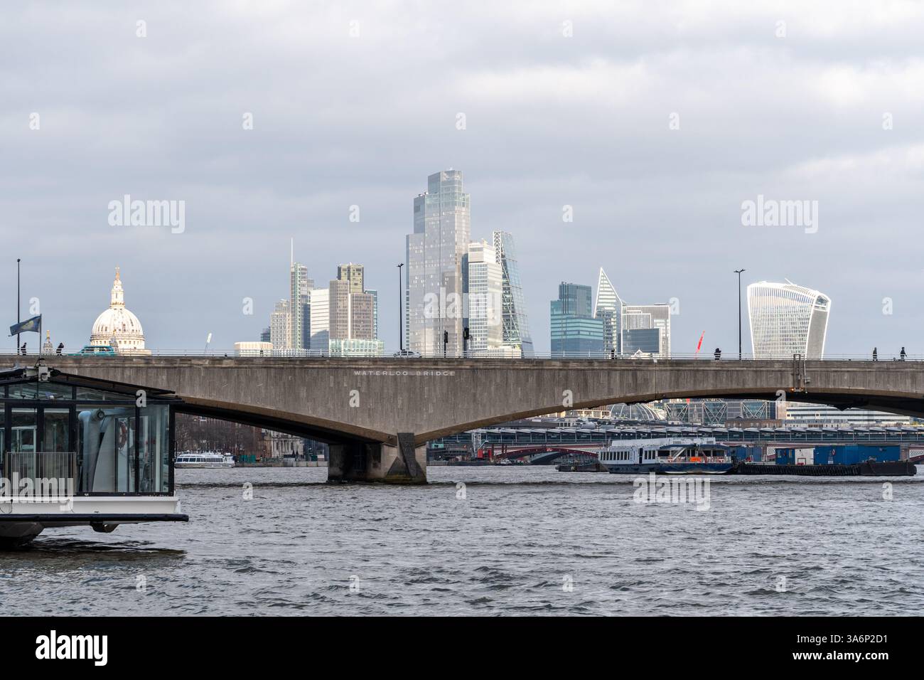 Waterloo Bridge sul Tamigi e lo skyline della City of London visto da Victoria Embankment, Londra, Inghilterra, Regno Unito Foto Stock