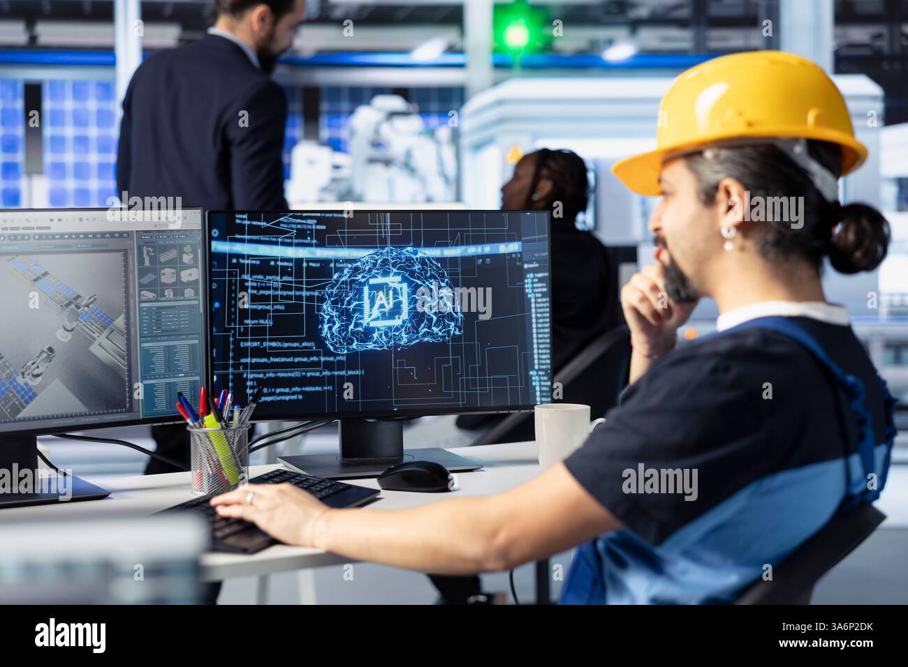 Progettazione di modelli di intelligenza artificiale presso la workstation di uno stabilimento di produzione di pannelli solari per identificare i problemi di produzione. Operaio in fabbrica che utilizza l'apprendimento automatico per migliorare l'ottimizzazione dei processi Foto Stock