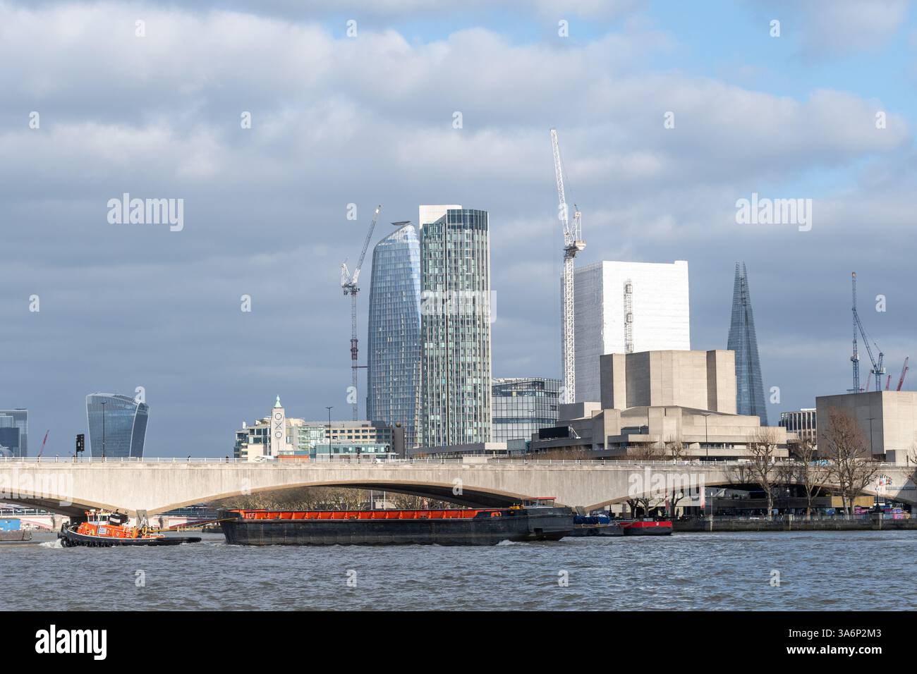 Waterloo Bridge sul Tamigi e lo skyline della City of London visto da Victoria Embankment, Londra, Inghilterra, Regno Unito Foto Stock