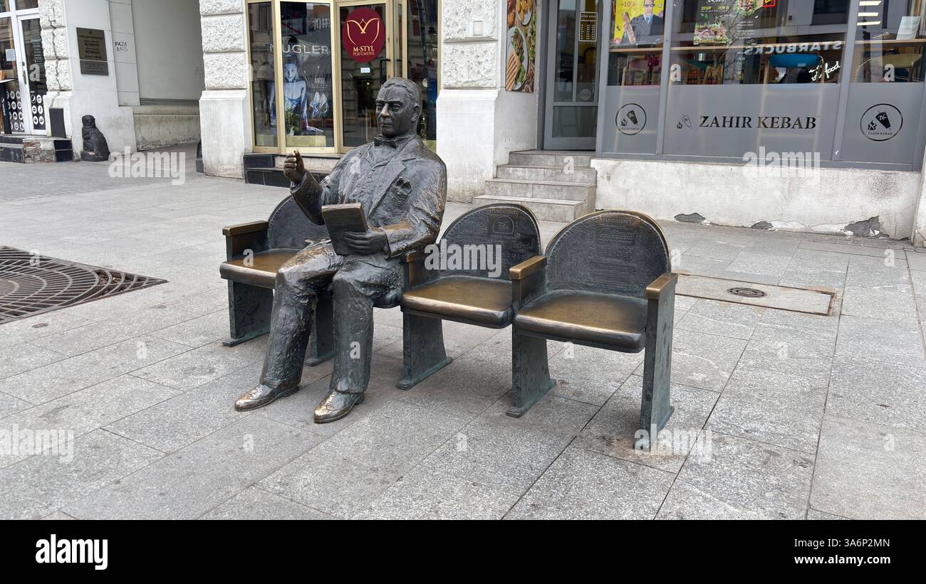 Monumento in strada. Monumento decorativo a Lodz, Polonia. Architettura, edifici e negozi in questa città polacca di Łódź. Strada urbana della città - Immagine stock catturata con smartphone