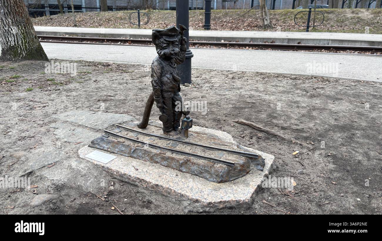 Monumento in strada. Monumento decorativo a Lodz, Polonia. Architettura, edifici e negozi in questa città polacca di Łódź. Strada urbana della città - Immagine stock catturata con smartphone