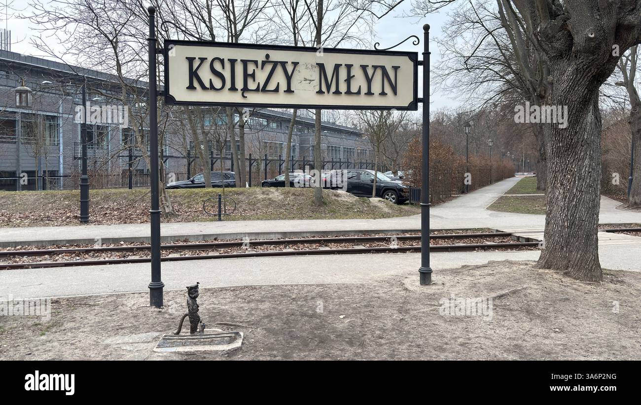 Monumento in strada. Monumento decorativo a Lodz, Polonia. Architettura, edifici e negozi in questa città polacca di Łódź. Strada urbana della città - Immagine stock catturata con smartphone