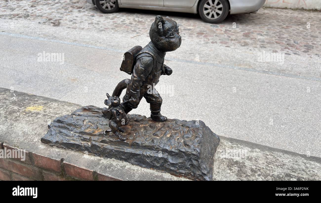 Monumento in strada. Monumento decorativo a Lodz, Polonia. Architettura, edifici e negozi in questa città polacca di Łódź. Strada urbana della città - Immagine stock catturata con smartphone