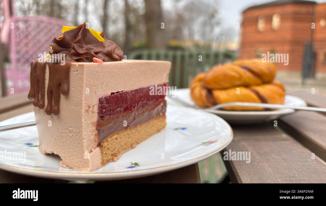 Caffè e torta deliziosi e deliziosi all'aperto in un caffè in strada - Immagine stock catturata con smartphone