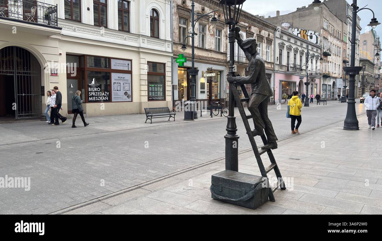 Monumento in strada. Monumento decorativo a Lodz, Polonia. Architettura, edifici e negozi in questa città polacca di Łódź. Strada urbana della città - Immagine stock catturata con smartphone