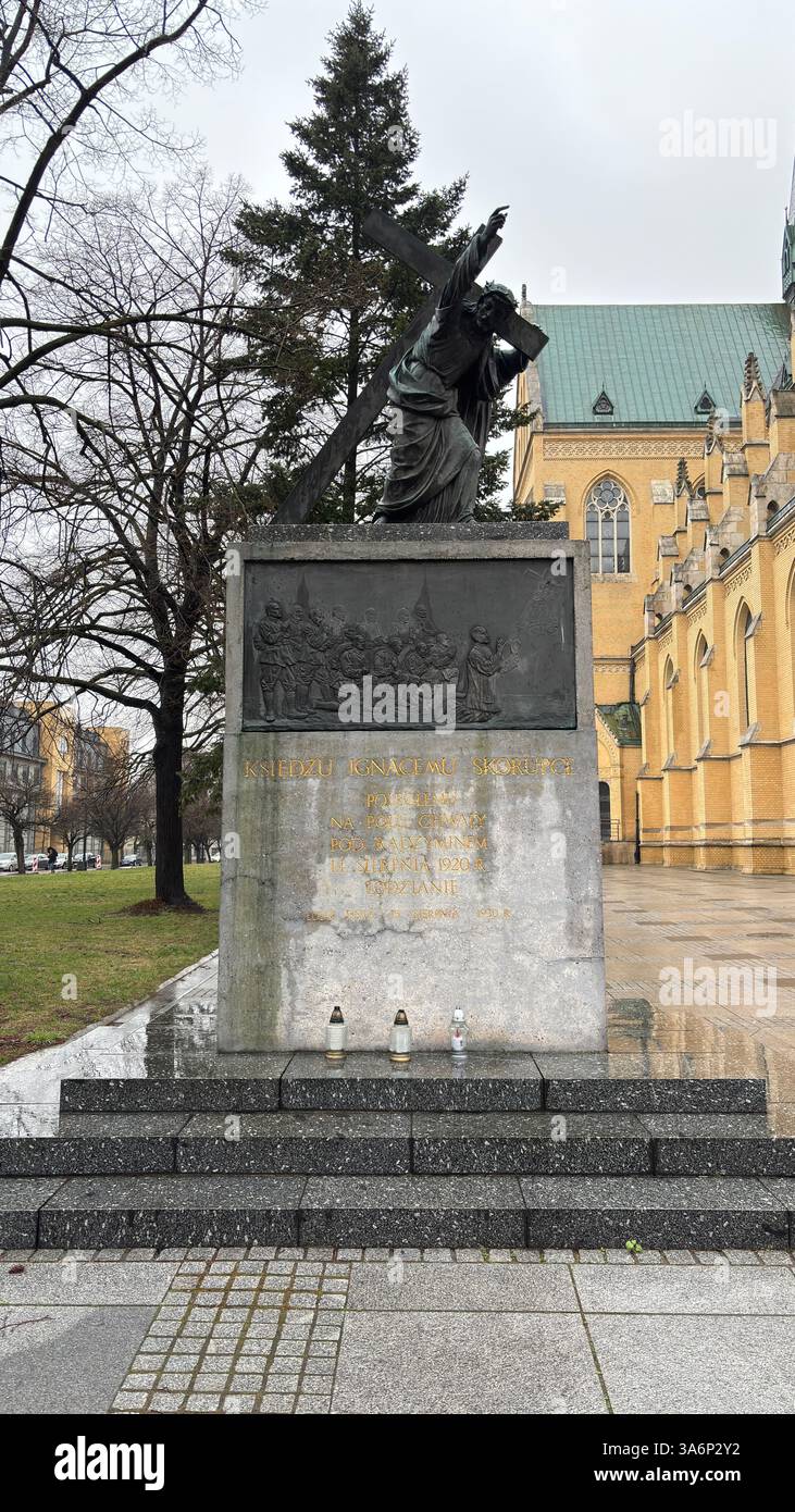 Monumento in strada. Monumento decorativo a Lodz, Polonia. Architettura, edifici e negozi in questa città polacca di Łódź. Strada urbana della città - Immagine stock catturata con smartphone