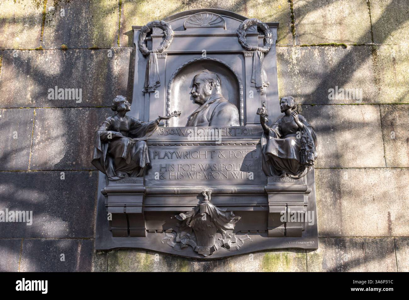 Monumento commemorativo a Sir W S Gilbert, edificio classificato di grado II, sul muro Victoria Embankment, Londra, Inghilterra, Regno Unito Foto Stock