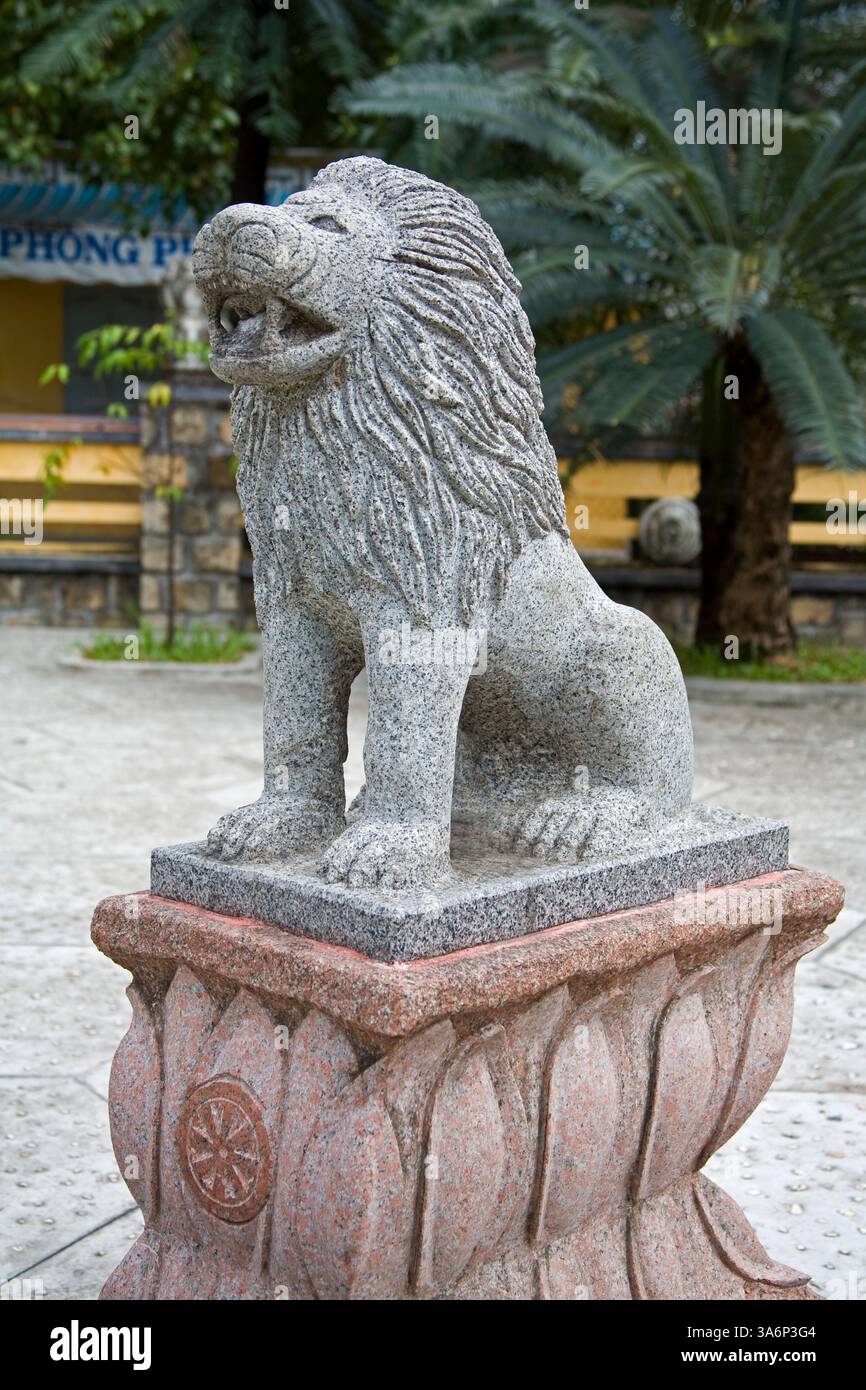Statua del Leone a Long Son Pagoda, Nha Trang City, Vietnam, Asia Foto Stock