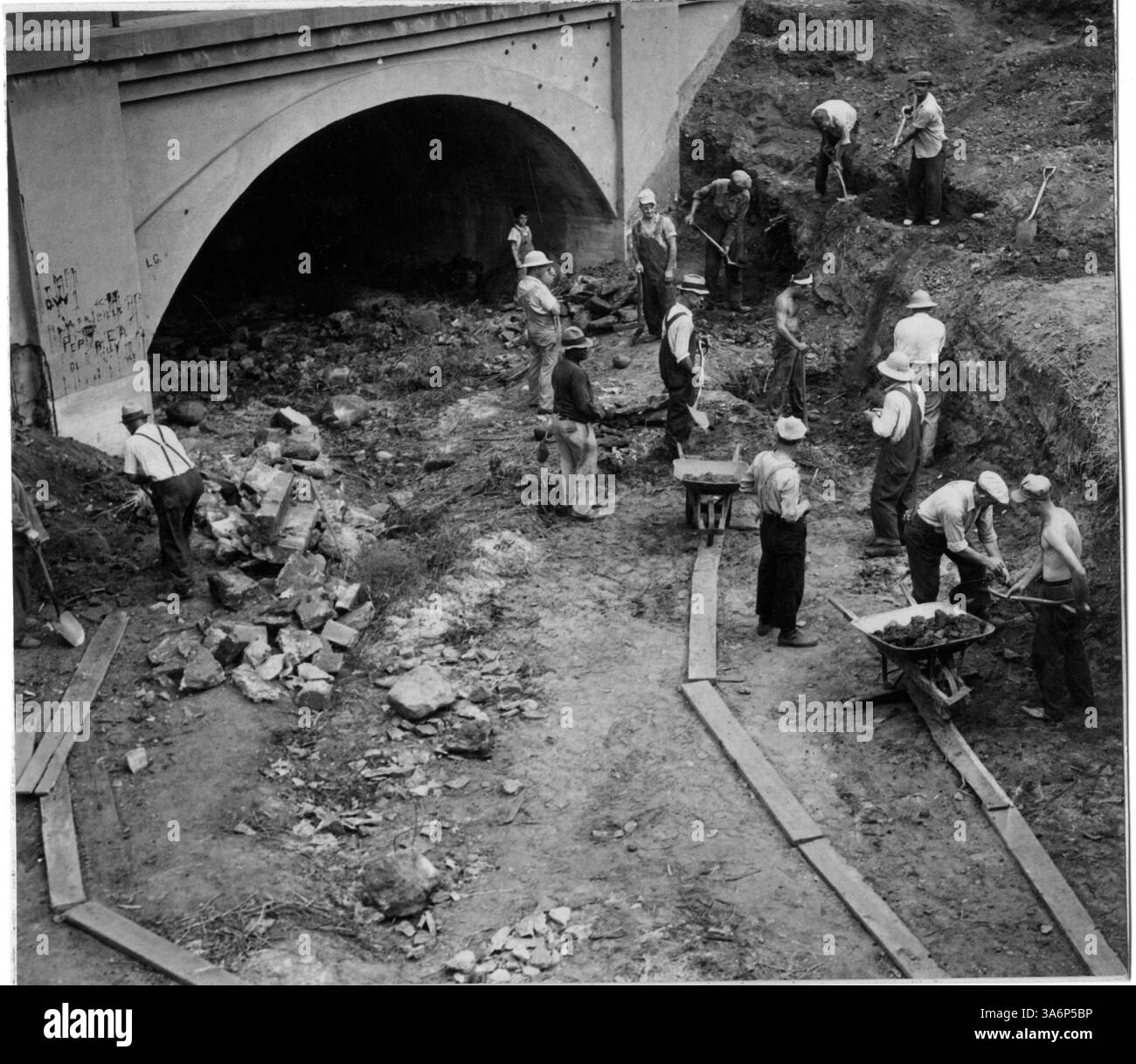 Minnehaha Creek, temporaneamente asciutto durante la costruzione, è documentato in registri storici che mostrano una fase chiave nella sua gestione e cambiamenti infrastrutturali a Minneapolis. Foto Stock