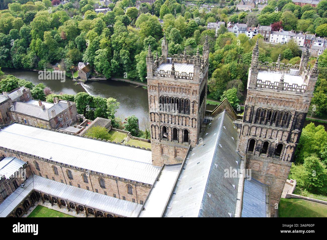 Twin Western Towers of Durham Cathedral, vista dall'alto. Guardando in basso sul fiume Wear, che divide l'antica città di Durham. Foto Stock