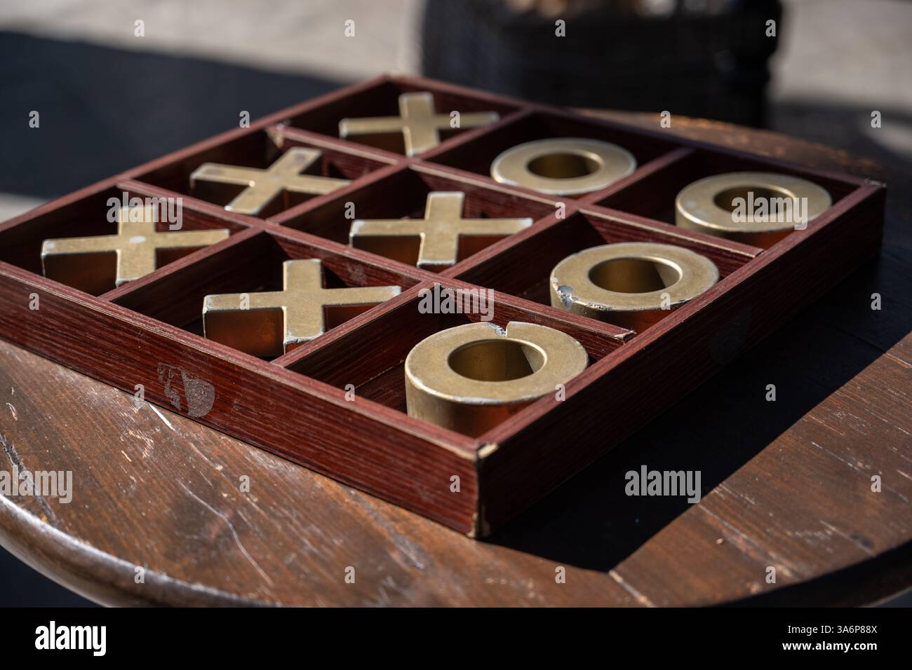 I giochi da tavolo del caso, tra cui il TIC tac Toe, sono allestiti in grandi dimensioni per intrattenere gli ospiti della festa. Foto Stock