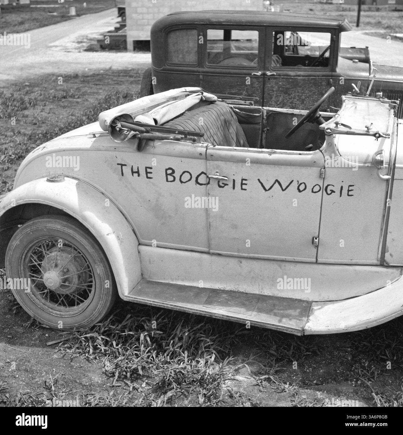 Auto allineate fuori dai rifugi al campo di lavoro migratorio di Osceola. Belle Glade, Florida, 1940 Foto Stock