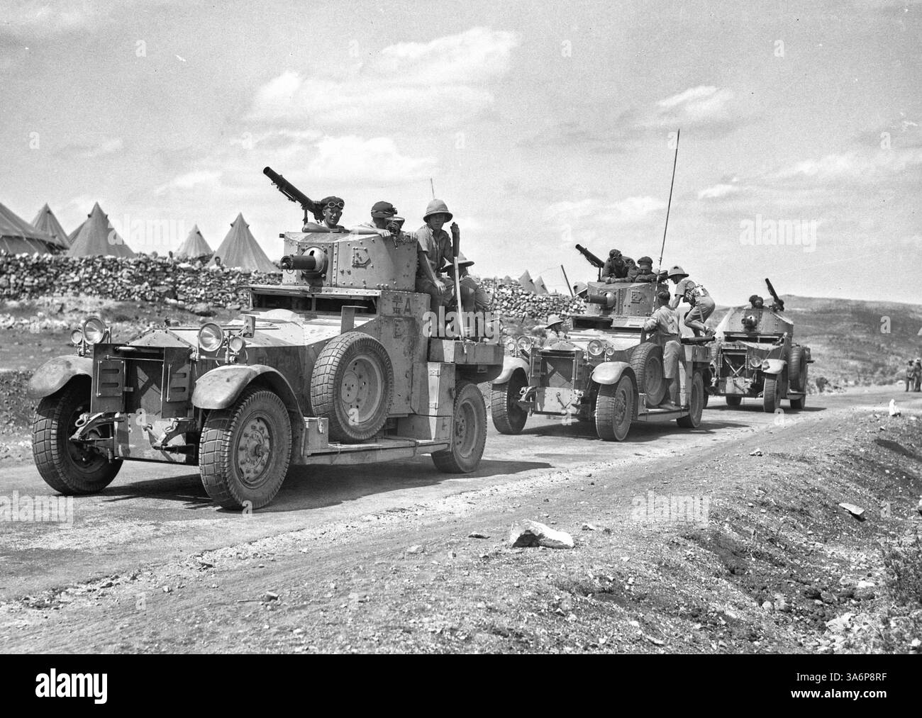 Campo militare britannico a klm. 41, Lubban-Nablus Rd Autoblindo britannico sulla strada Nablus di fronte a Camp K, 1938 Foto Stock